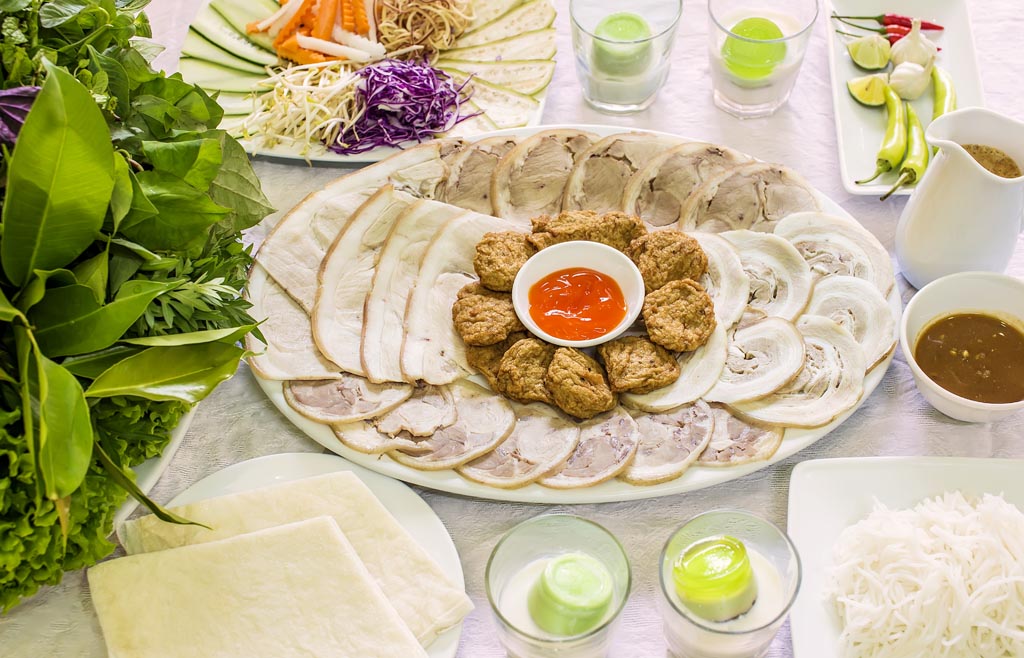Bánh tráng cuốn thịt heo - Hoàng Tín