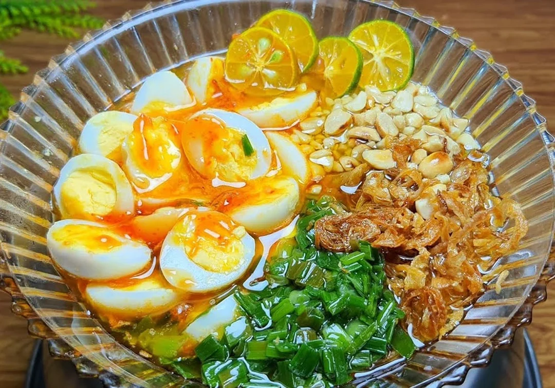 Bánh tráng bình bóng với topping bơ sốt tắc