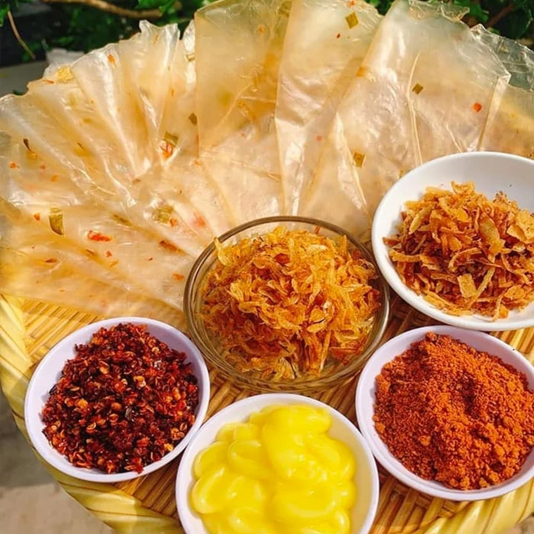 bánh tráng bơ cuộn với rau răm và trứng cút