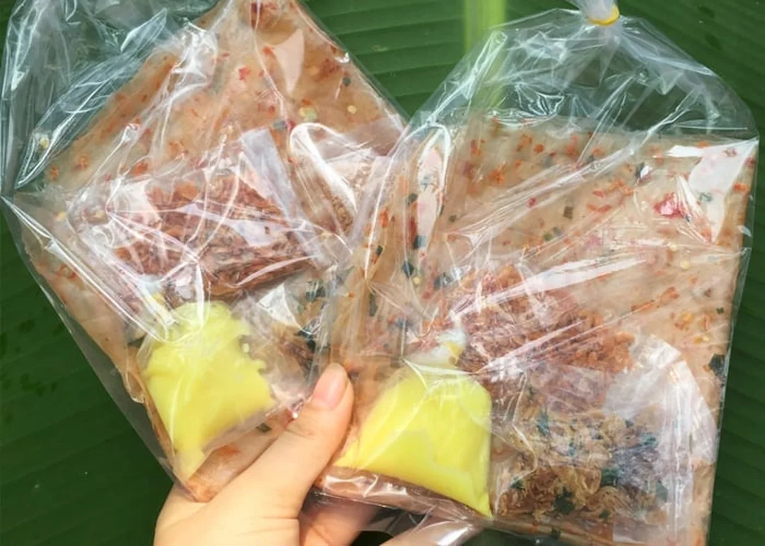 bánh tráng bơ tỏi và topping ăn vặt
