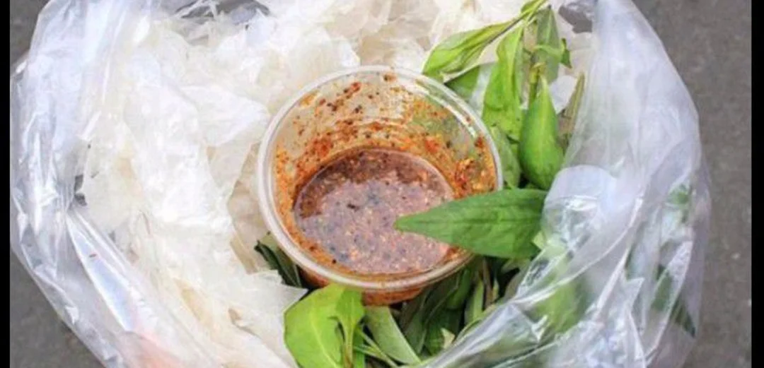 bánh tráng chấm ăn vặt với nhiều loại topping cay béo