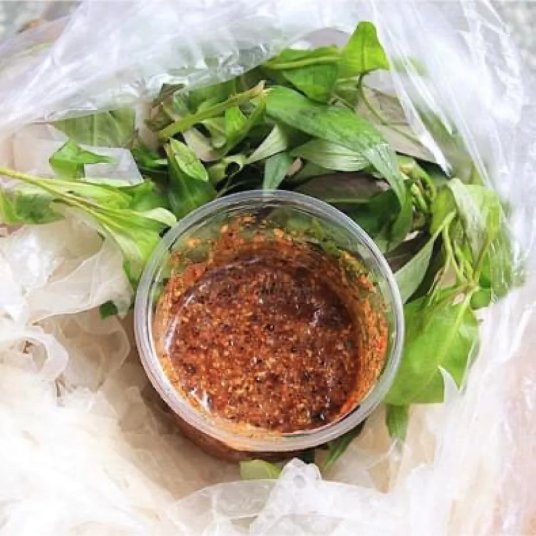 bánh tráng chấm cô gánh trong hộp ăn vặt mang đi