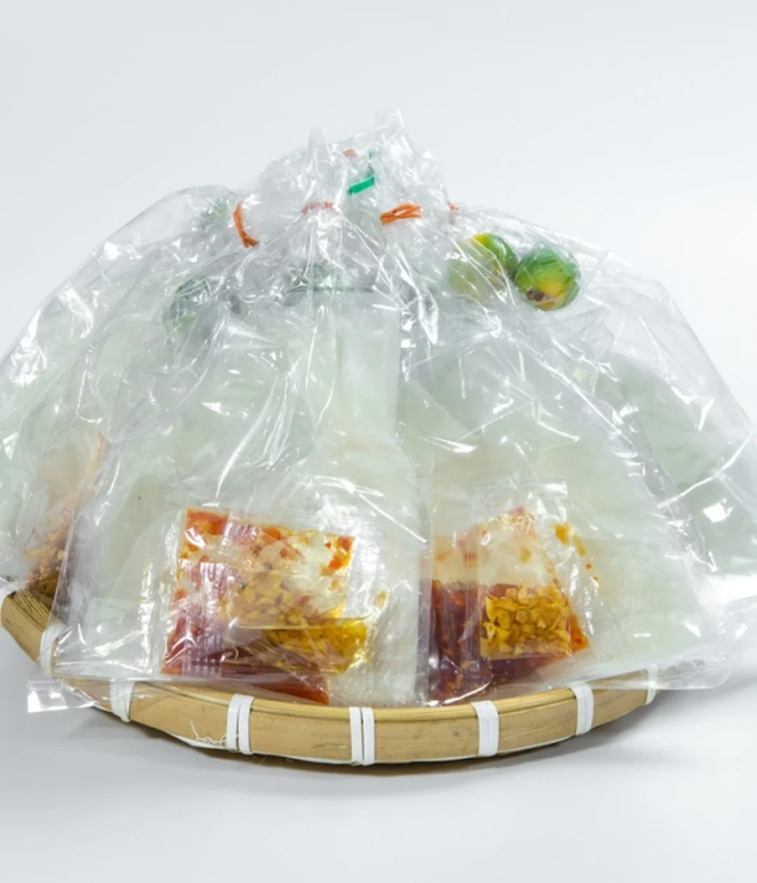 bánh tráng chấm sốt béo với lớp topping hành phi và trứng