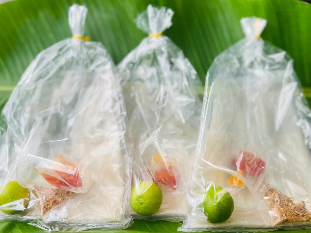 bánh tráng chấm sốt cay béo và muối tôm cho phần ăn tại nhà