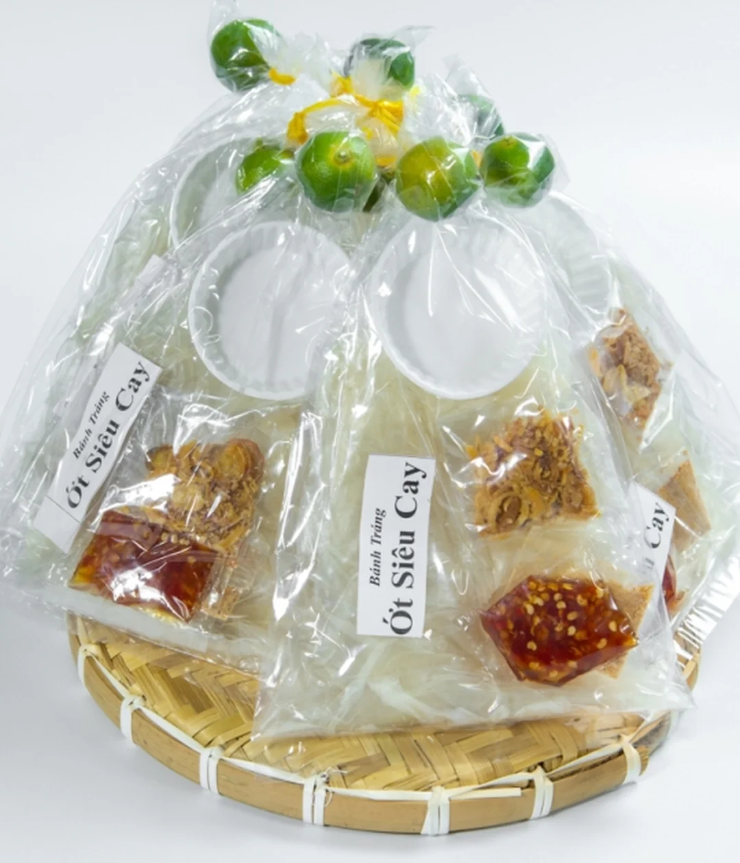 bánh tráng chấm với nước sốt chua cay và topping trứng cút