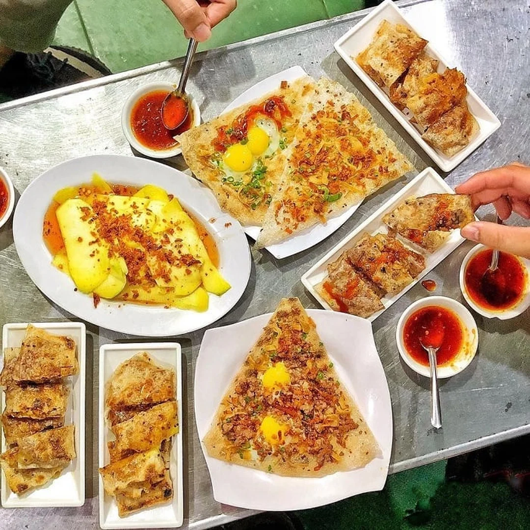 bánh tráng chấm với sốt tắc, tắc lát và muối tôm