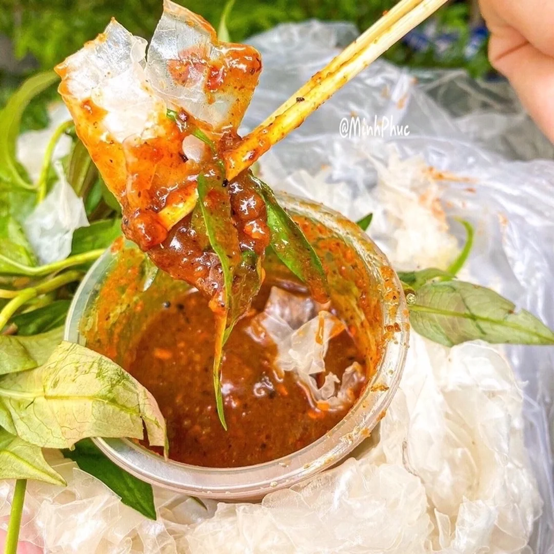 bánh tráng cô gánh dạng chấm với sốt và topping