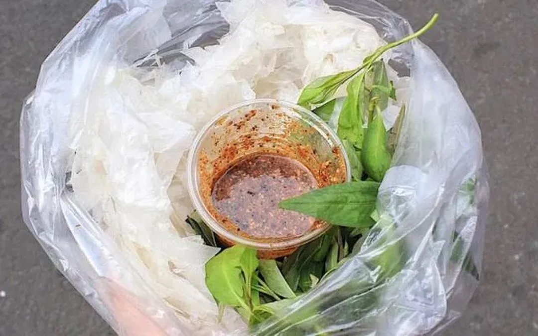 bánh tráng cô gánh trong hộp giao món ăn vặt