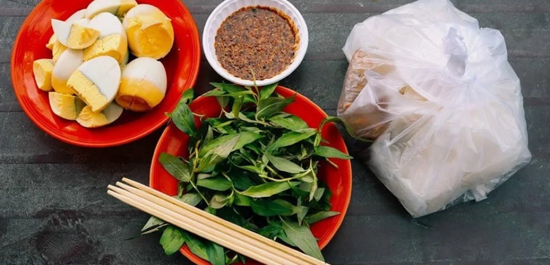 bánh tráng cô gánh với nhiều phần ăn vặt chấm sốt