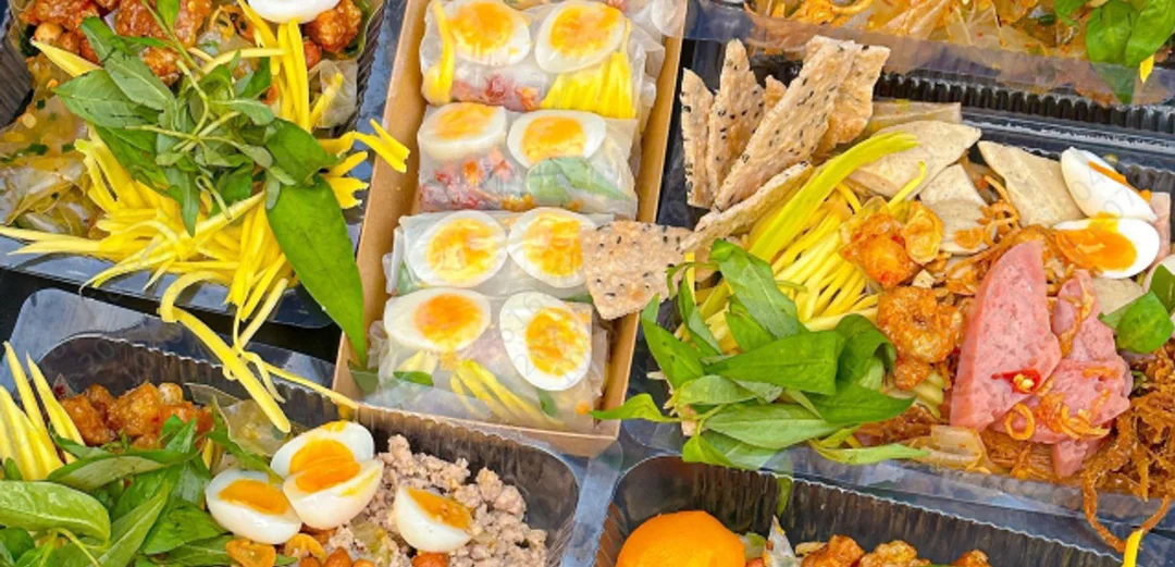 bánh tráng cô út ăn vặt với màu sắc cay mặn hấp dẫn