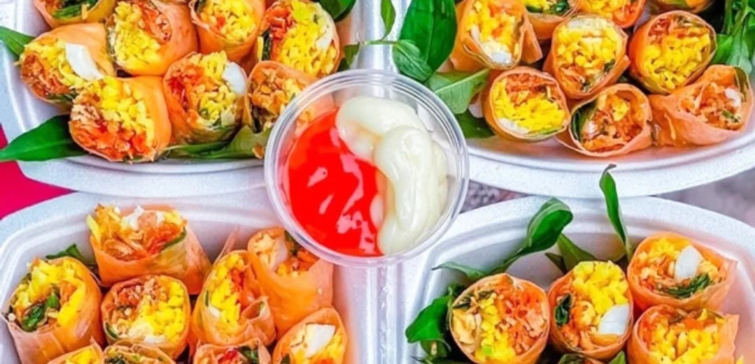 bánh tráng cô út dạng cuộn và topping ăn vặt