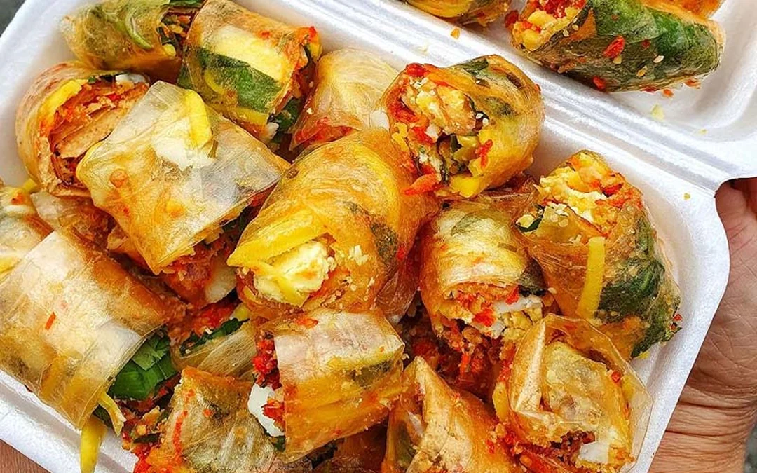 bánh tráng cuốn bơ với xoài xanh và rau răm