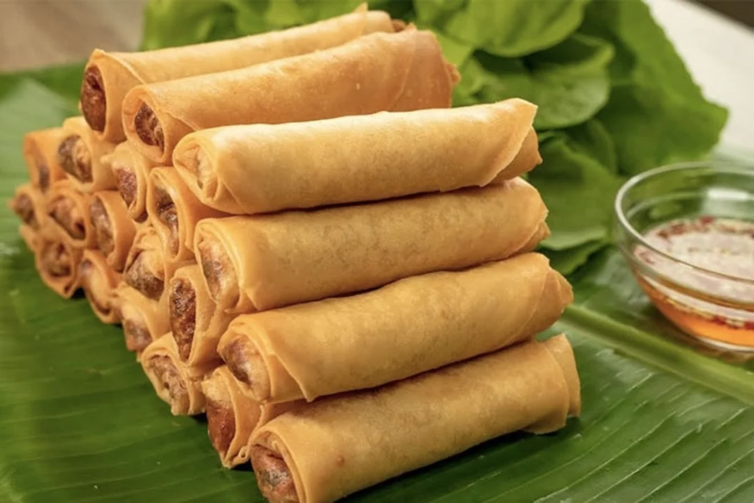 bánh tráng cuốn chả giò loại vuông dùng chiên chả giò vàng giòn