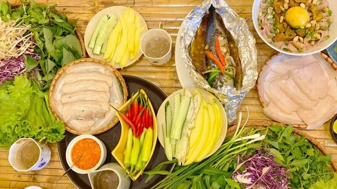 bánh tráng cuốn thịt heo đà nẵng gần biển Mỹ Khê