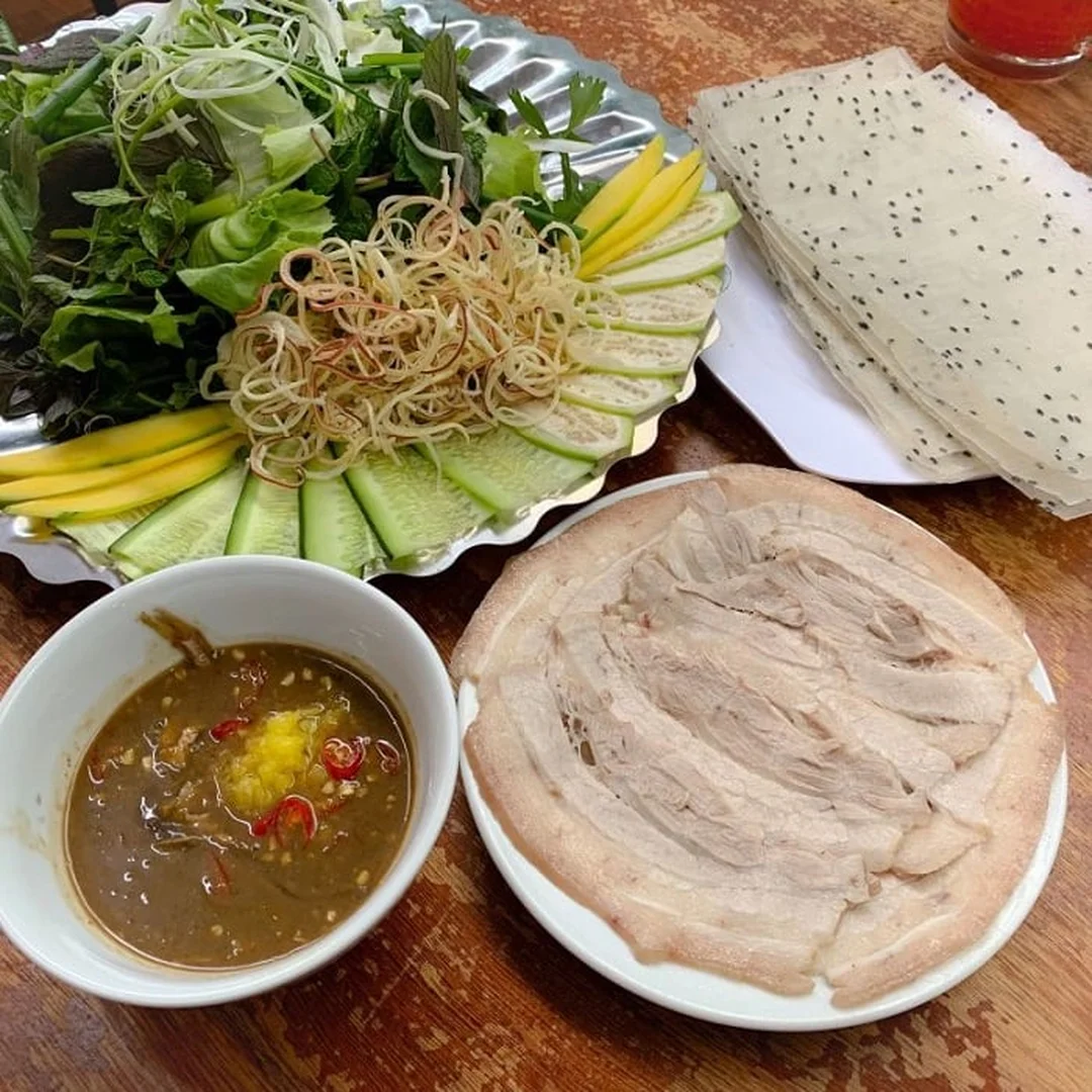bánh tráng cuốn thịt heo đà nẵng phần ăn đầy đủ cho du khách