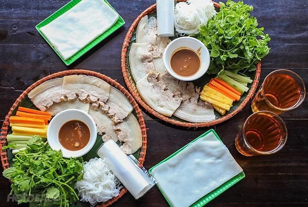 bánh tráng cuốn thịt heo đà nẵng với chén mắm nêm đậm vị