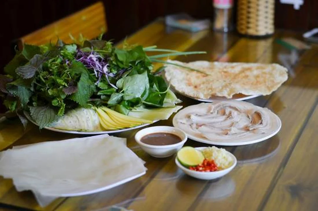 bánh tráng cuốn thịt heo đại lộc ăn tại quán