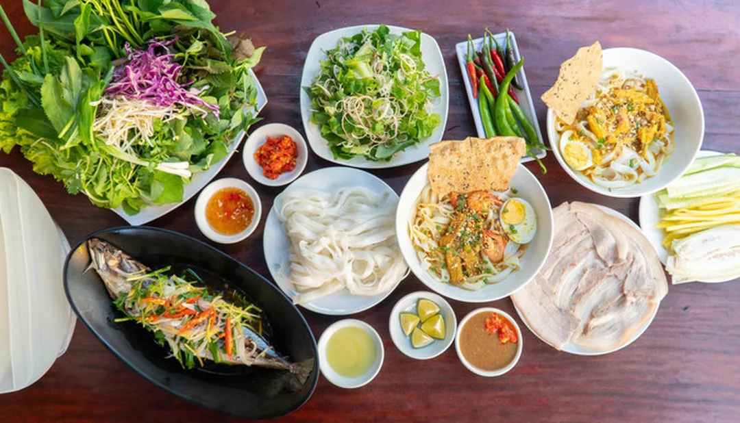 bánh tráng cuốn thịt heo đại lộc phần rau sống và thịt