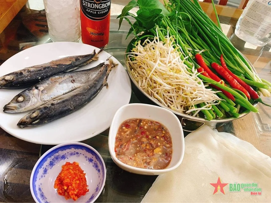 bánh tráng cuốn thịt heo đại lộc trong bữa ăn gia đình