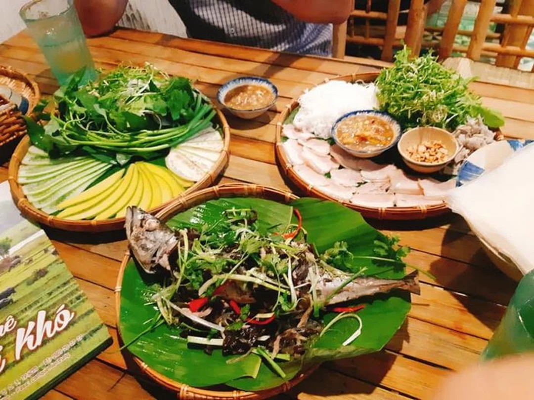 bánh tráng cuốn thịt heo gần đây kiểu cơm quê miền Trung