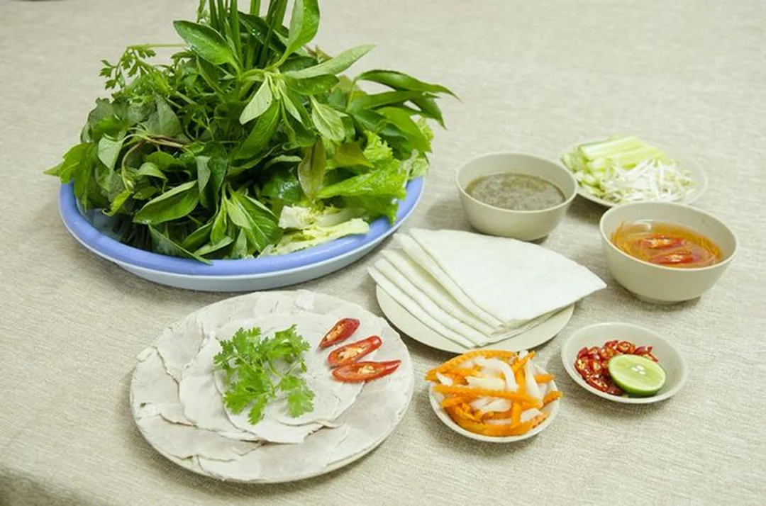 bánh tráng cuốn thịt heo gần đây với bánh tráng phơi sương