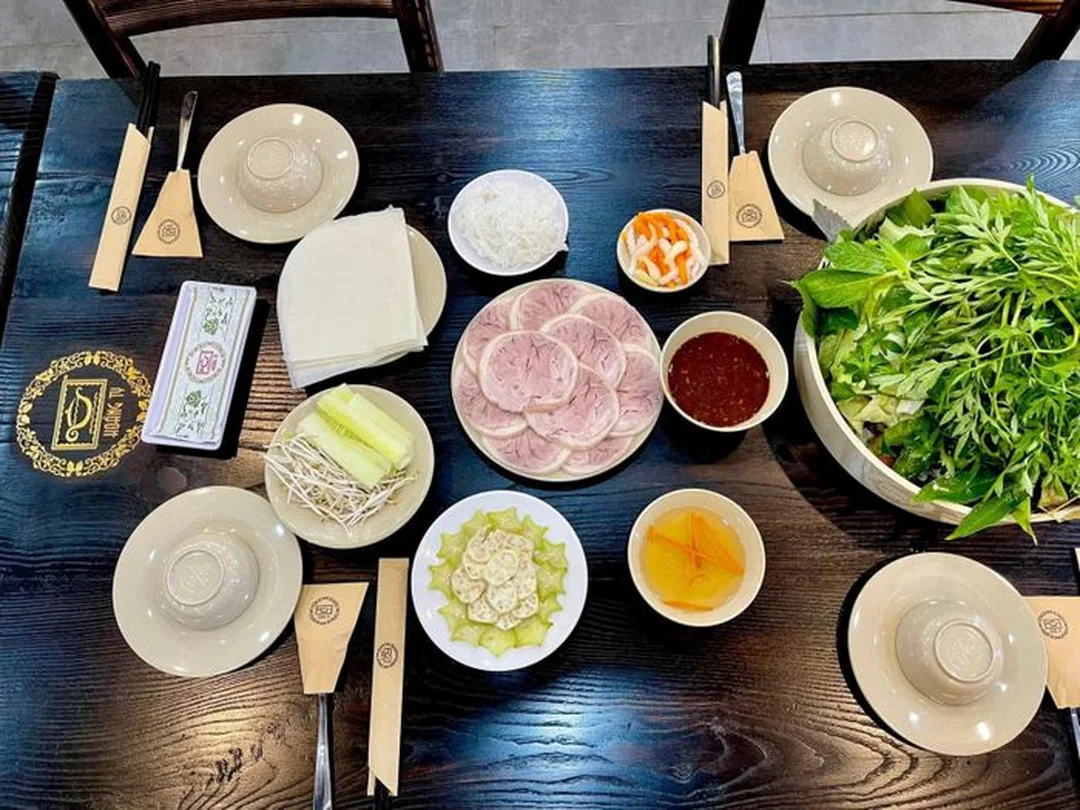 bánh tráng cuốn thịt heo gần đây với mẹt thịt rau đầy đủ
