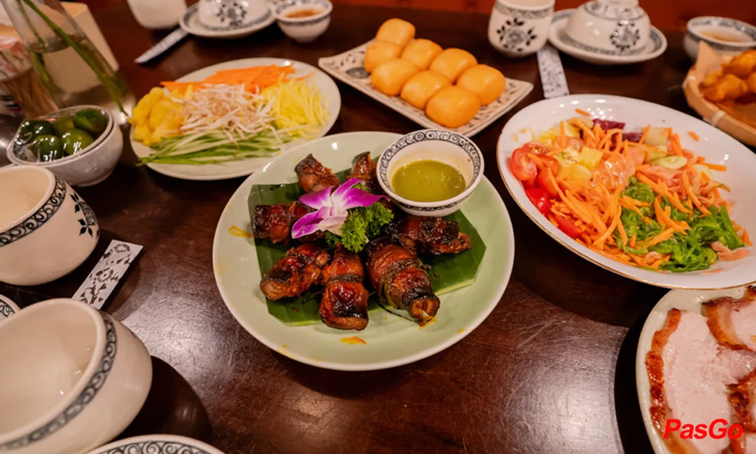 bánh tráng cuốn thịt heo giang mỹ trong không gian nhà hàng