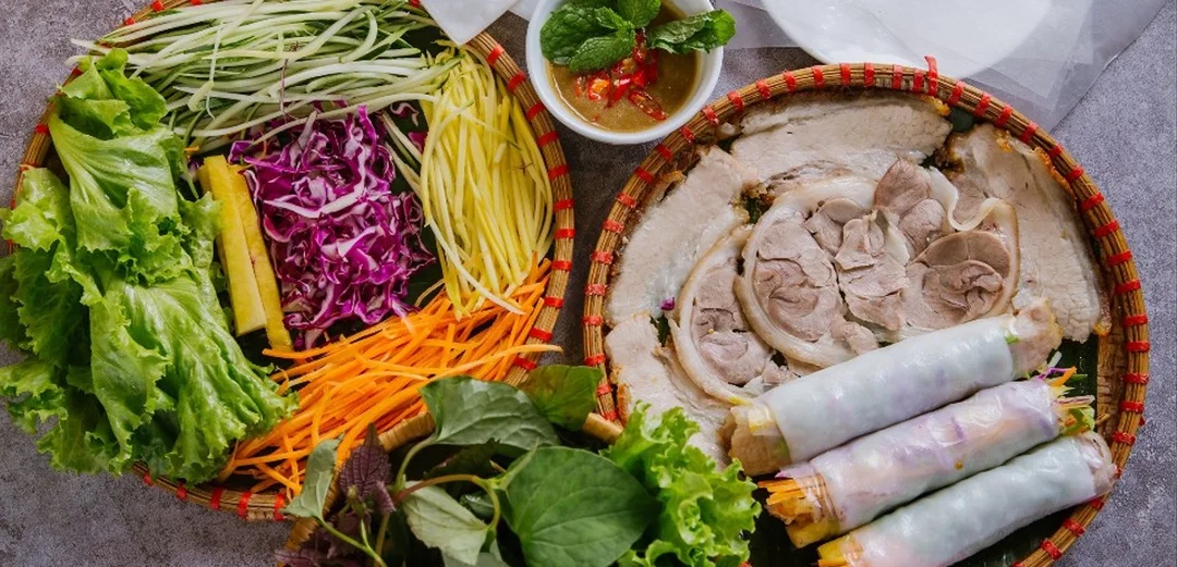 bánh tráng cuốn thịt heo giang mỹ và mẹt rau sống