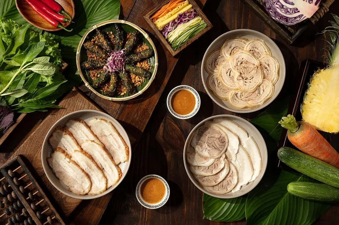bánh tráng cuốn thịt heo giang mỹ với rau và nước chấm