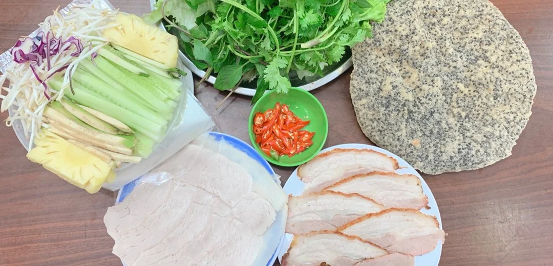 bánh tráng cuốn thịt heo hoàng bèo cuốn chặt tay không rách bánh