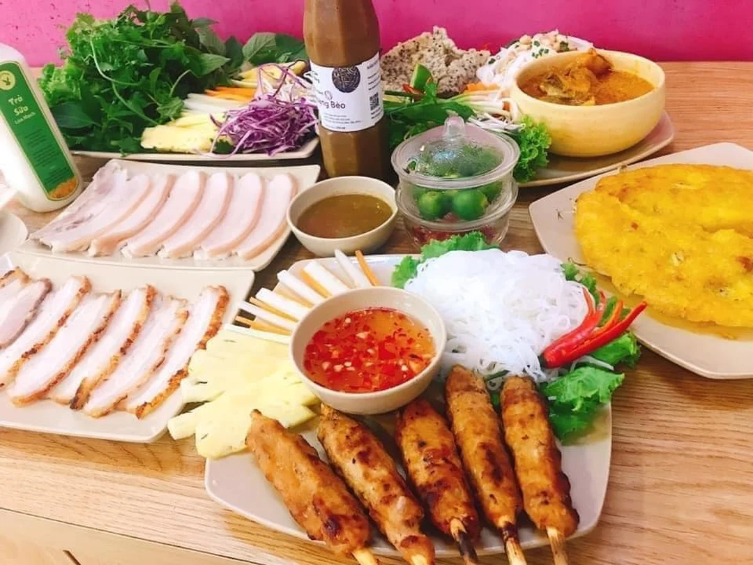 bánh tráng cuốn thịt heo hoàng bèo dành cho nhóm bạn và gia đình