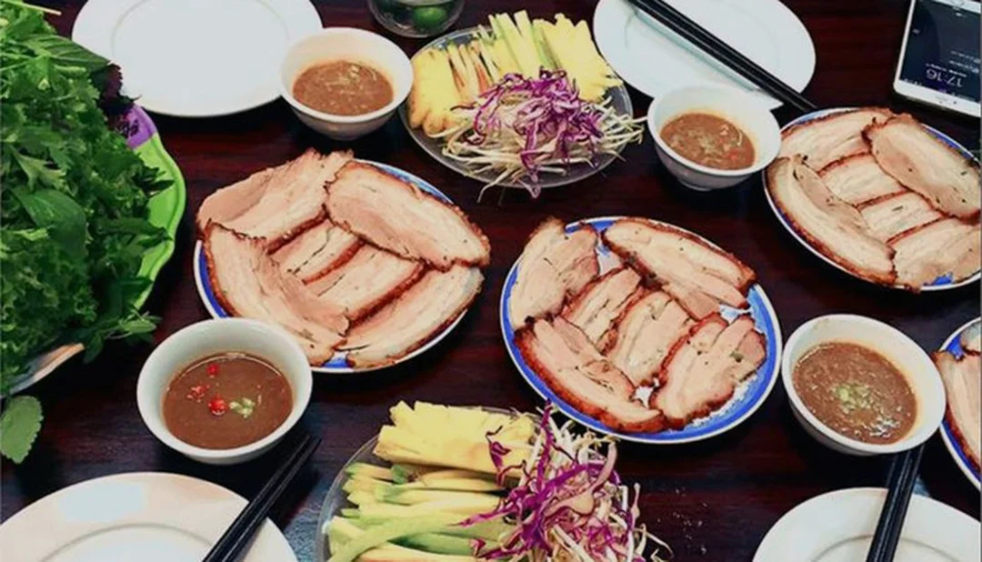 bánh tráng cuốn thịt heo hoàng bèo với mắm nêm và món ăn kèm