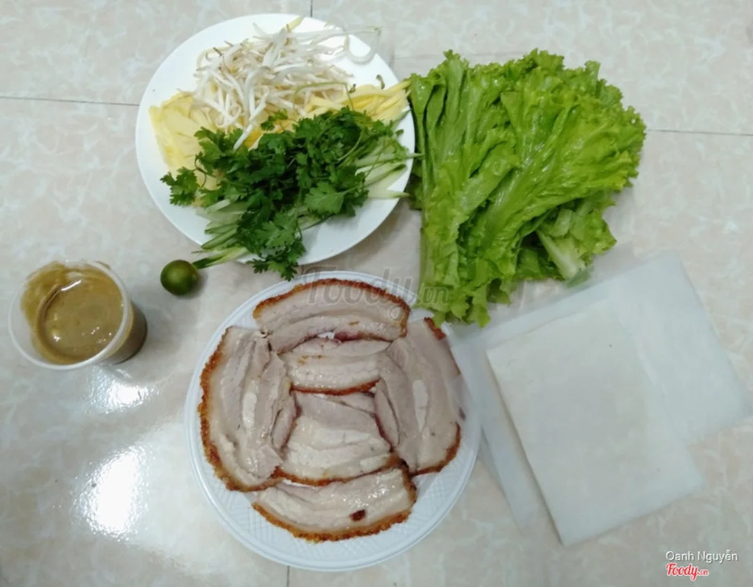 bánh tráng cuốn thịt heo mai phạm với mắm nêm