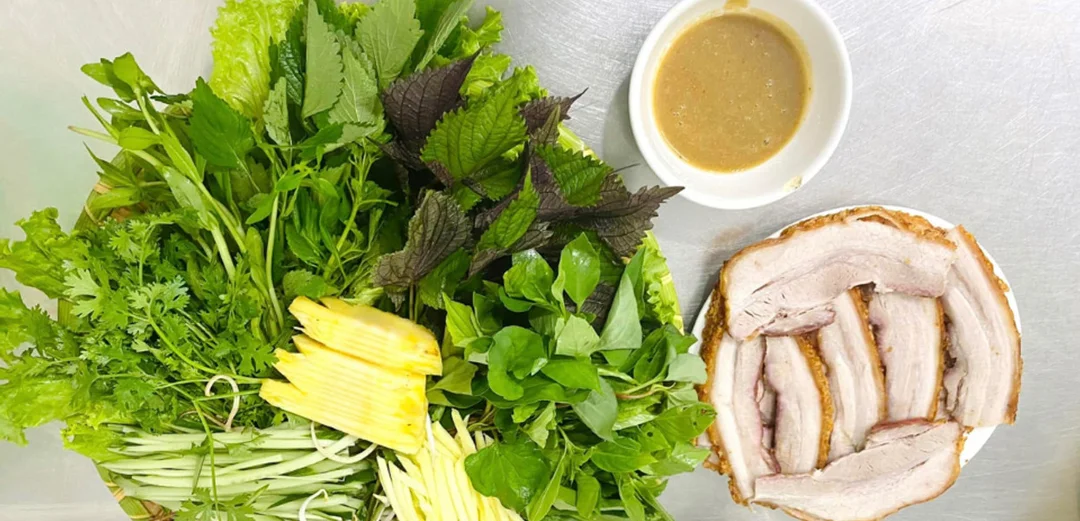 bánh tráng cuốn thịt heo mai phạm với rau sống