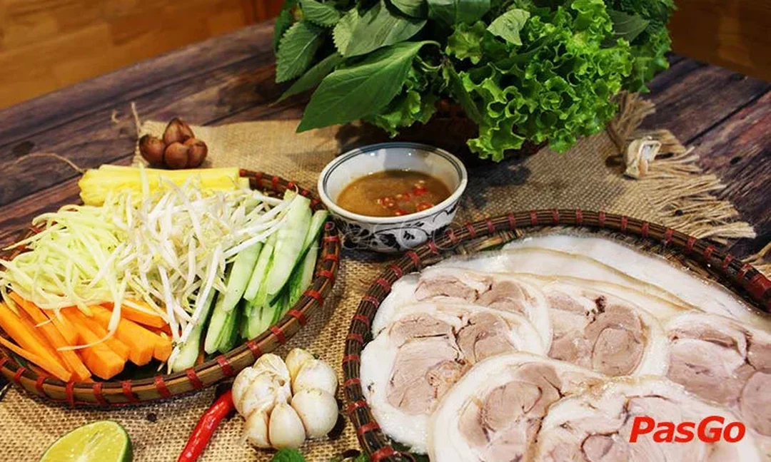 bánh tráng cuốn thịt heo phú cường mẹt cuốn tại nhà hàng