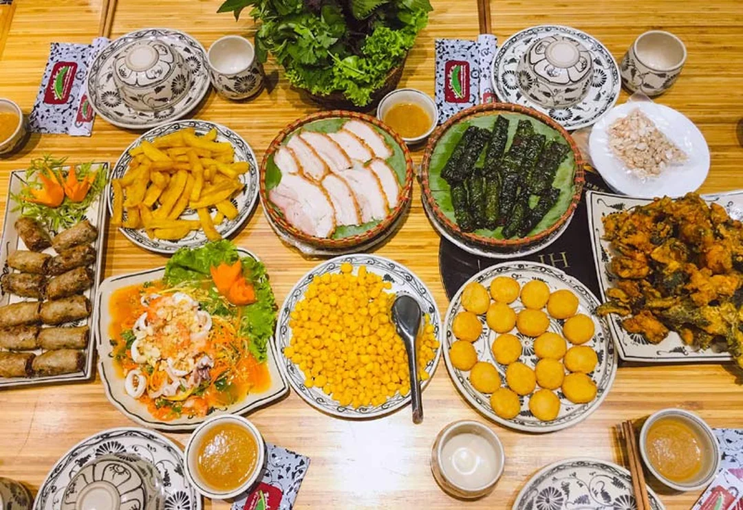 bánh tráng cuốn thịt heo phú cường mẹt rau và thịt