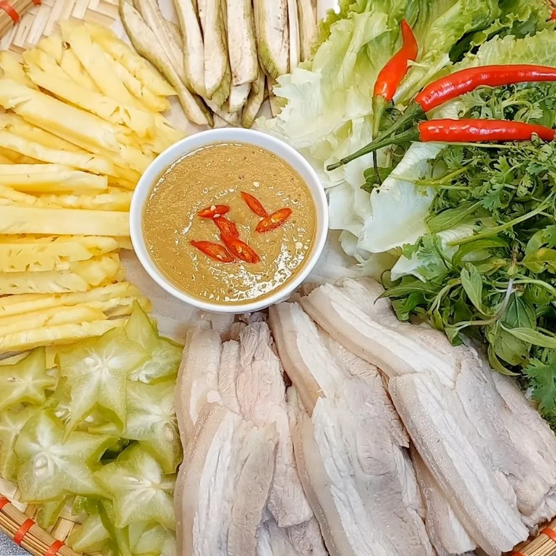 bánh tráng cuốn thịt heo rau sống mắm nêm