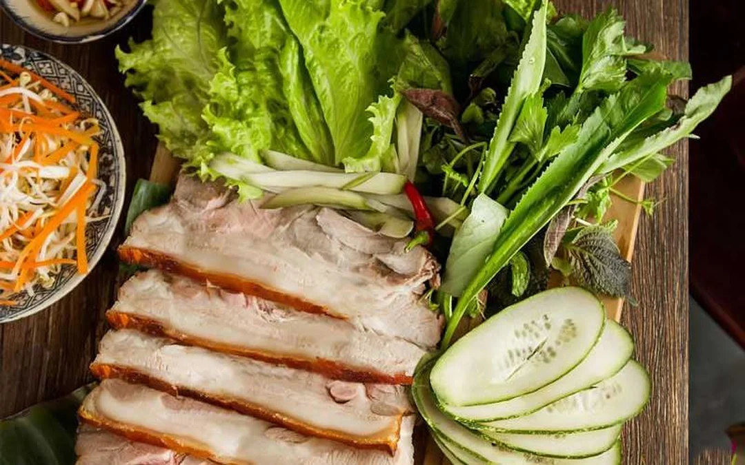 bánh tráng cuốn thịt heo tại nhà hàng với nhiều loại rau