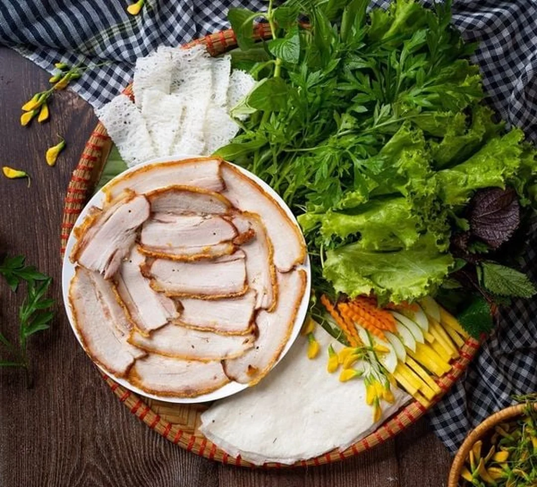 bánh tráng cuốn thịt heo với bánh tráng phơi sương và rau ăn kèm