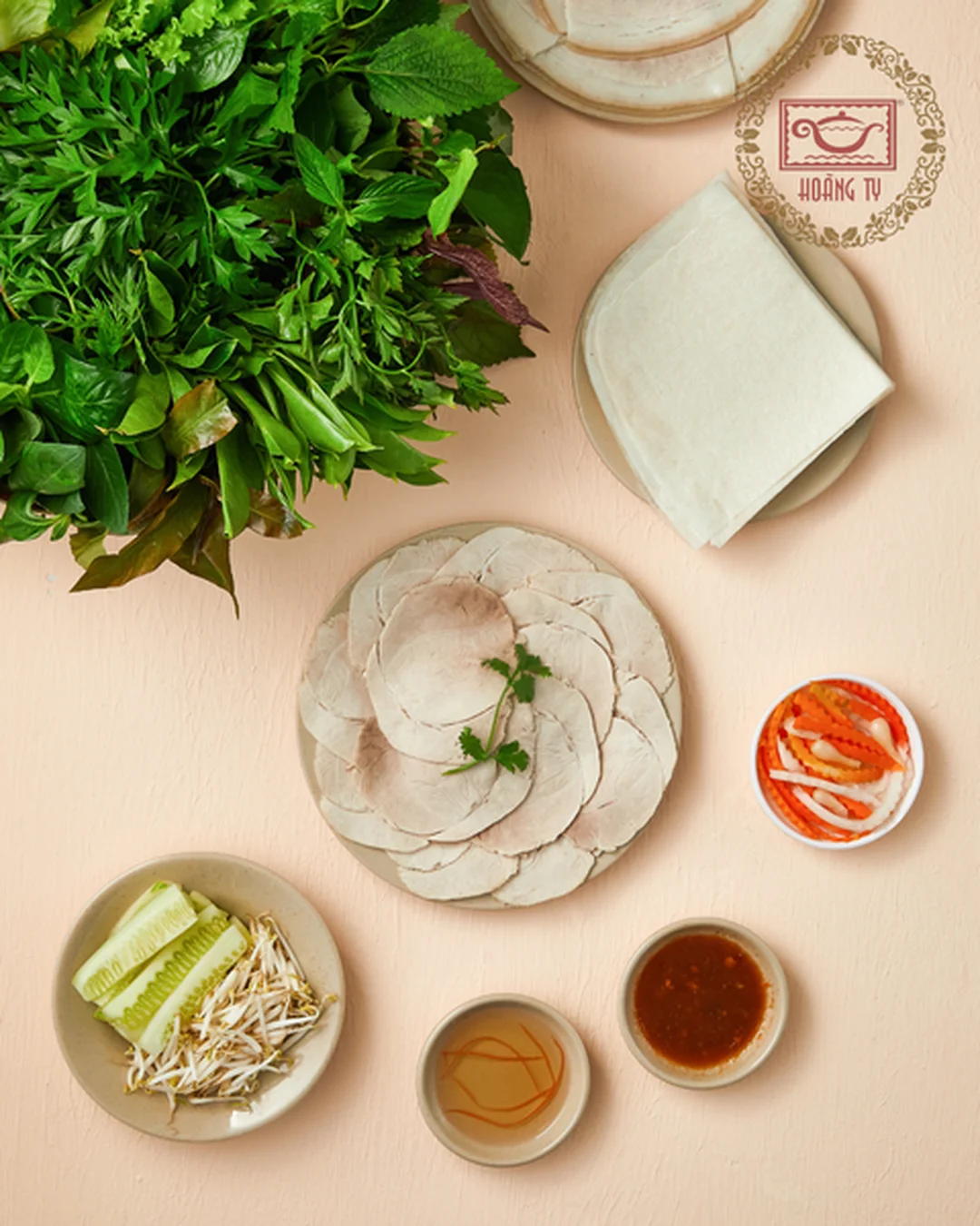 bánh tráng cuốn thịt heo với thịt nạc và rau rừng