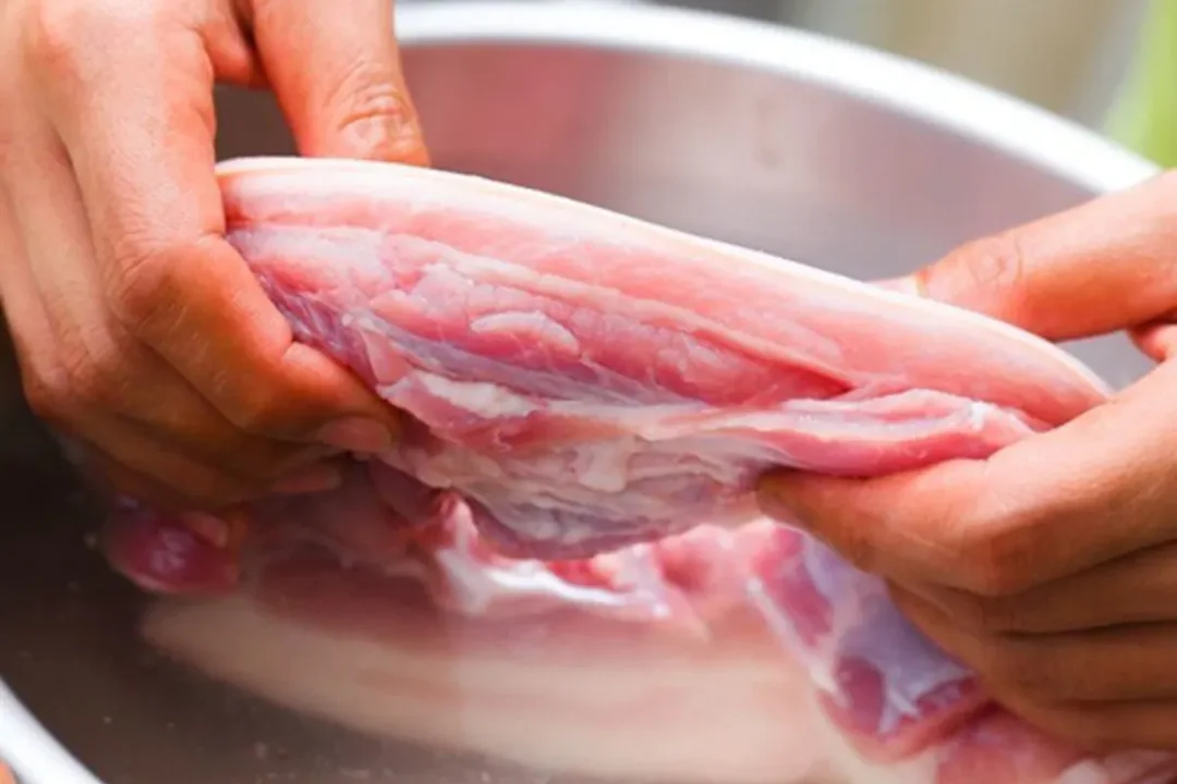 bánh tráng cuốn thịt với rau sống dưa leo chuối chát