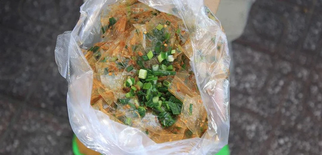Bánh tráng dẻo mỡ hành so sánh với bánh tráng nướng giòn