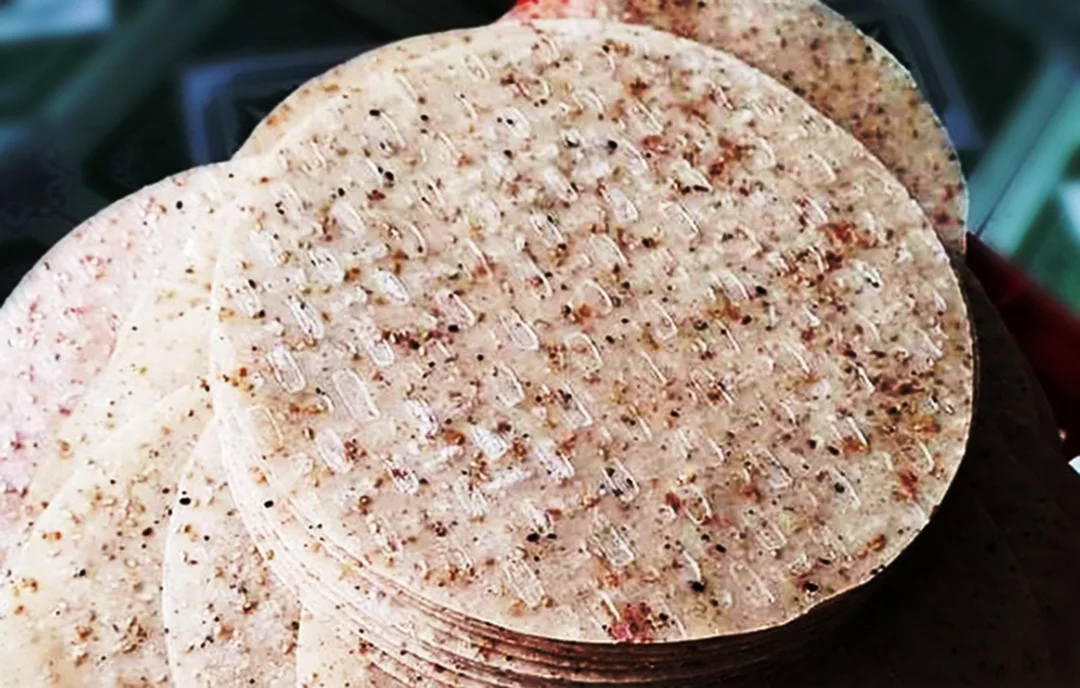 bánh tráng dừa Bình Định nướng giòn trên bếp