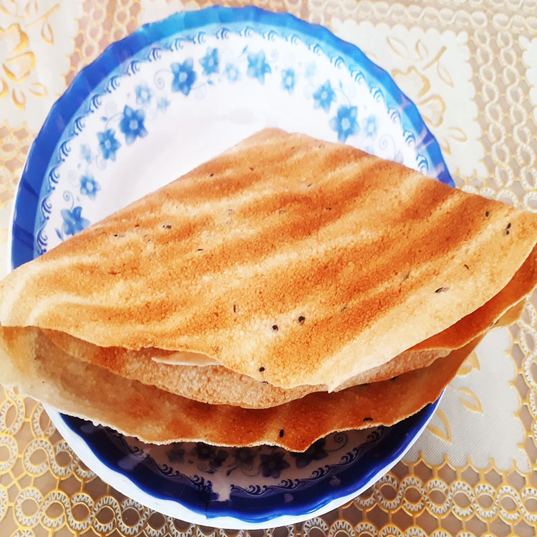 bánh tráng dừa Bình Định phơi khô trên vỉ tre