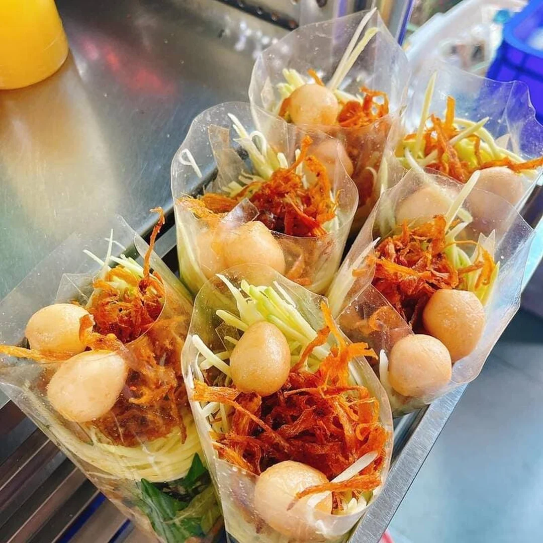 bánh tráng gần đây với phần bánh tráng trộn đầy đủ topping