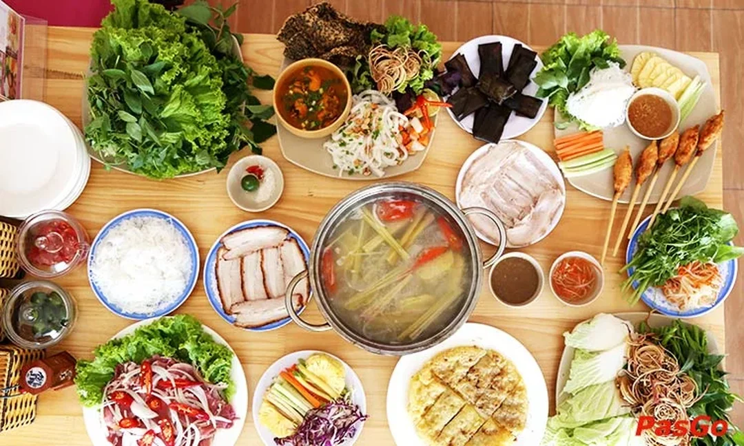 bánh tráng hoàng bèo mẹt cuốn thịt heo và rau
