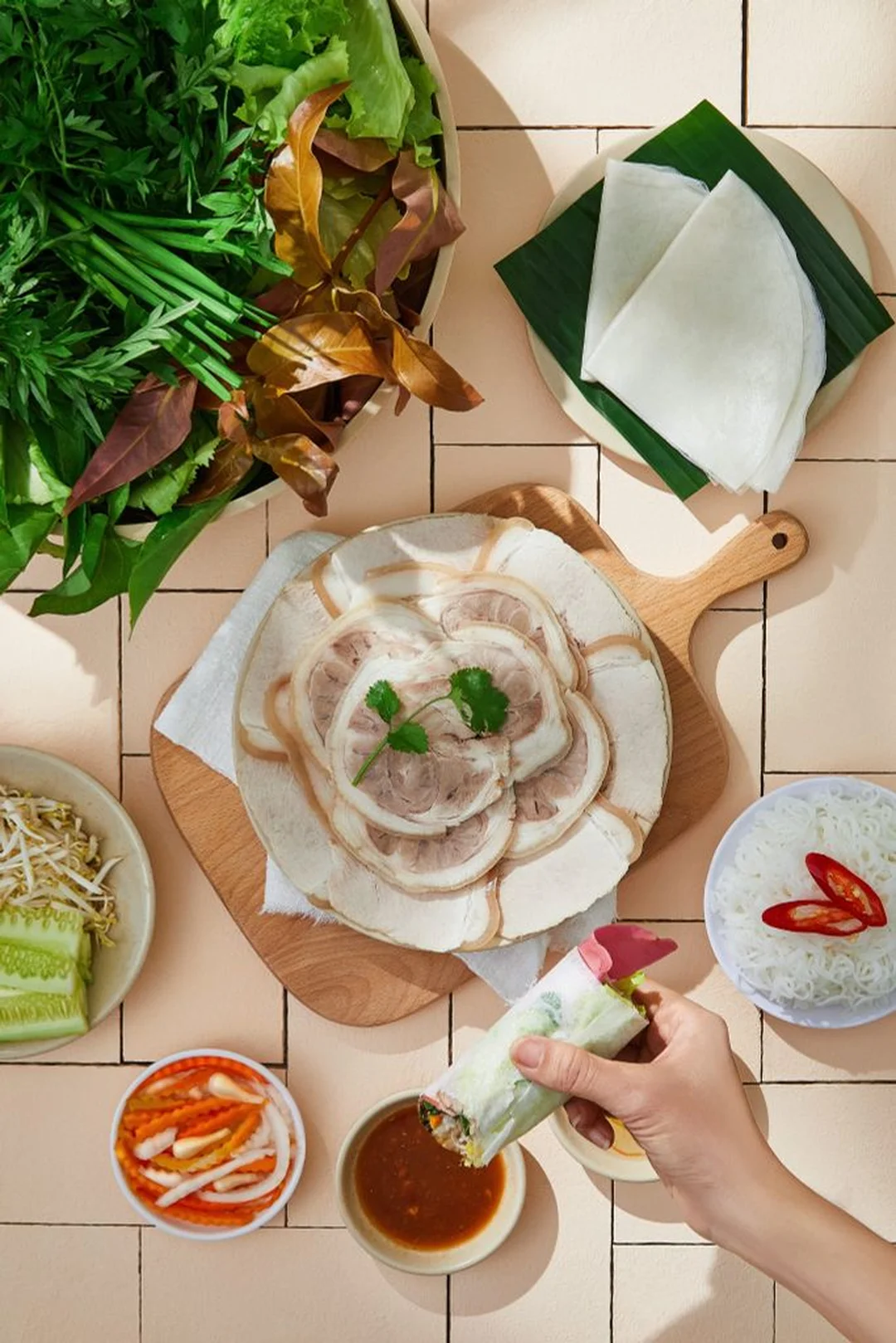 bánh tráng hoàng ty phần thịt cuốn rau rừng