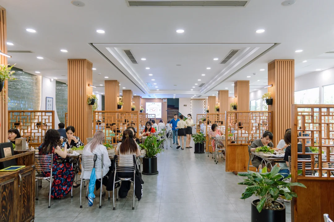 bánh tráng hoàng ty trong không gian nhà hàng hiện đại