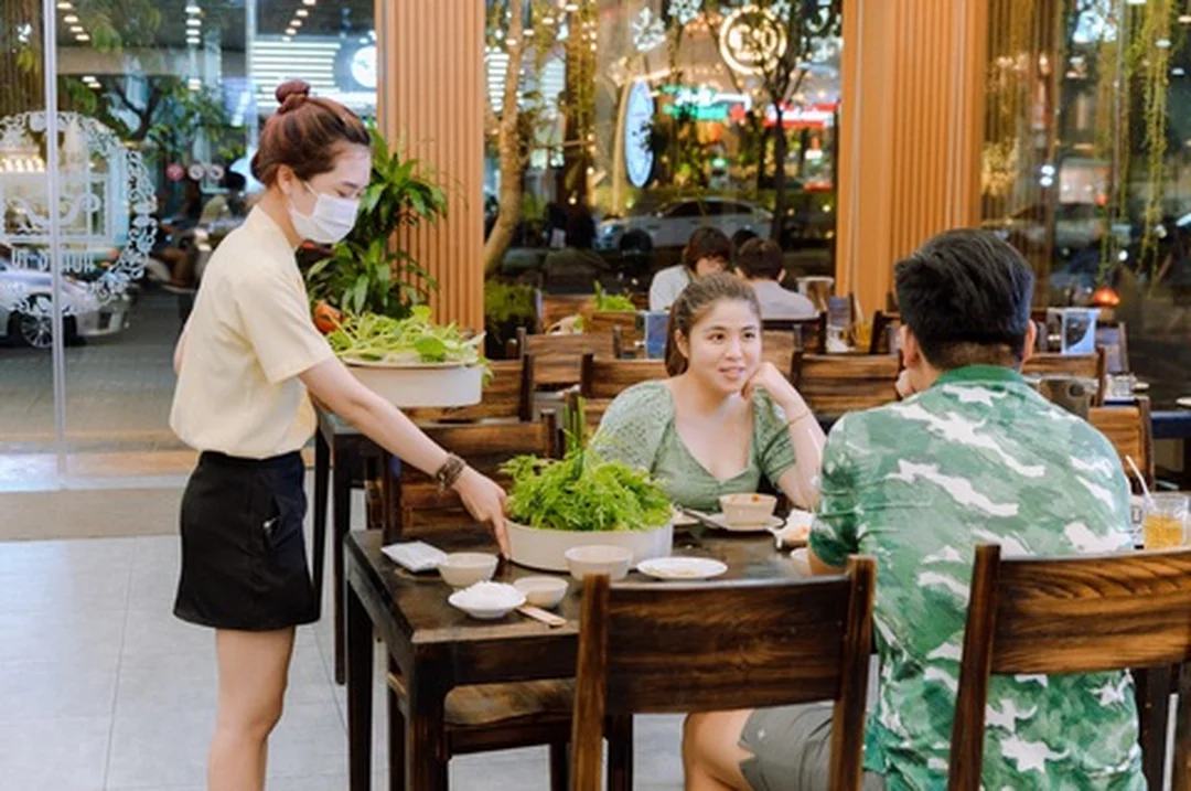 bánh tráng hoàng ty với nhiều loại rau rừng tươi