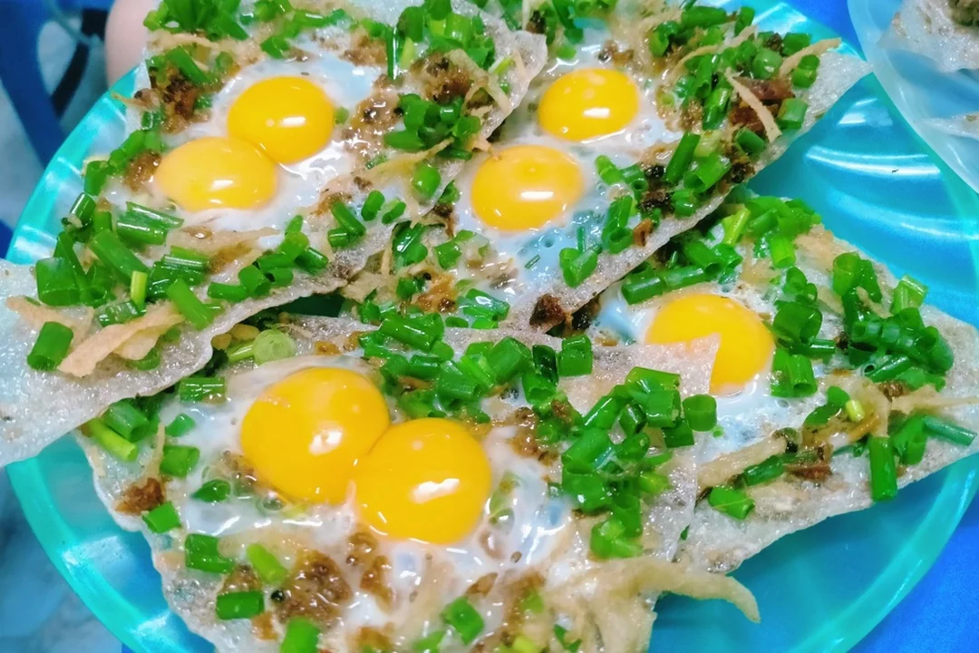 bánh tráng kẹp cuộn chấm sốt bò khô cay kiểu Đà Nẵng